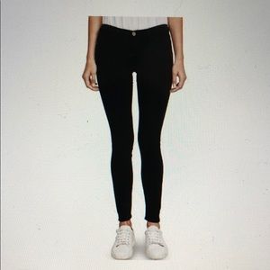 Frame Skinny Jeans in Black